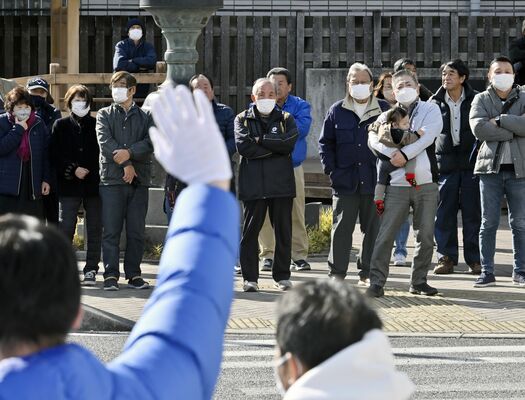 足を止めて、街頭演説に聞き入る有権者たち＝１日午後１時15分、大田原市内、広瀬華撮影