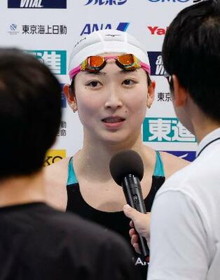 　女子５０メートルバタフライを制し、インタビューに答える池江璃花子＝東京アクアティクスセンター