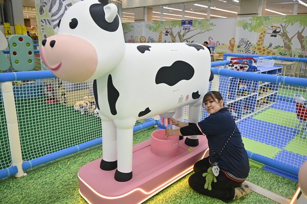 ウシの乳搾りを疑似体験できる「牧場コーナー」