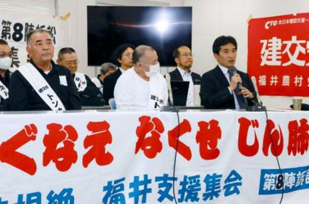 　和解後、記者会見する原告側弁護団の吉川健司事務局長（右端）＝１５日午後、福井市