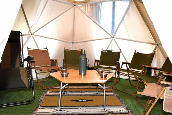ドーム型テントではコーヒーを飲んだり、食事を取れるドーム型テント内＝９日午後、日光市