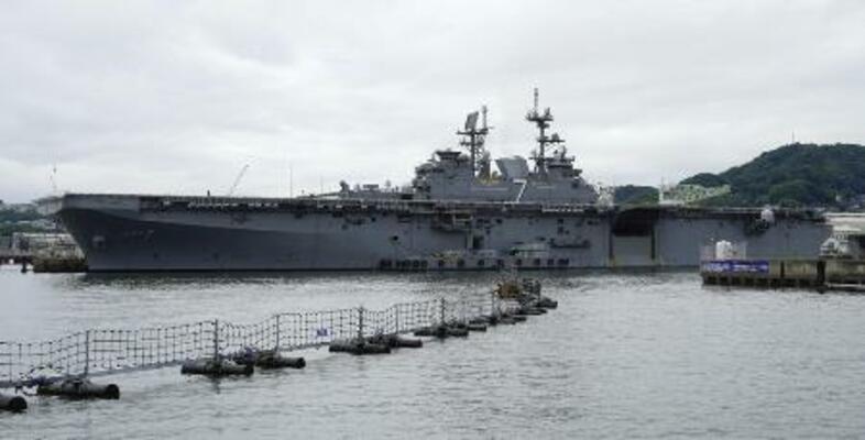 米海軍の強襲揚陸艦「トリポリ」=2025年6月、長崎県・佐世保港