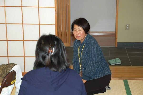 関東東北豪雨の避難所で避難者からニーズを聞き取る中村さん（右）＝２０１５年１０月、栃木市（とちぎ男女共同参画財団提供）