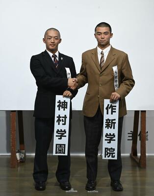 対戦が決まり握手を交わす作新の小森主将（右）と神村学園の川下主将＝８日、大阪市（代表撮影）
