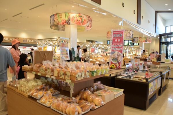 地元農産物や特産品が並ぶ直売所