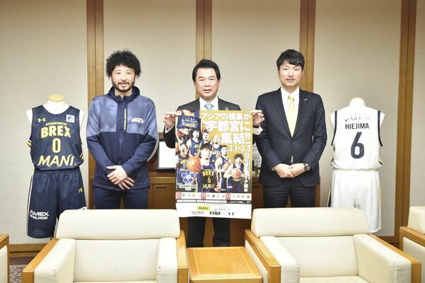 佐藤市長（中央）を表敬訪問した藤本社長（右）と田臥主将＝宇都宮市役所