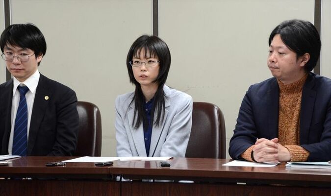 閉廷後、記者会見に臨む倉上さん（中央）ら＝21日午後、東京・霞が関の司法記者クラブ