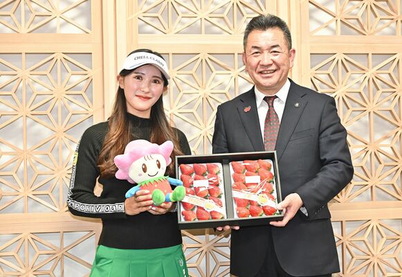 かぬまふるさと大使を委嘱され、松井市長（右）に活躍を誓う臼井さん