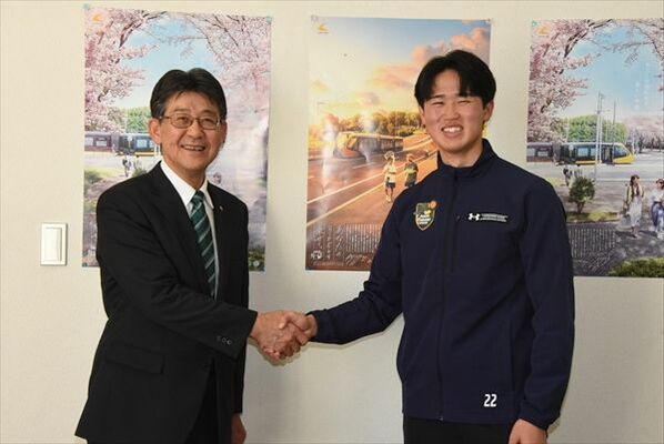 大関町長（左）と握手する関口さん