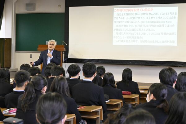 地域づくりについて講話する広瀬さん（左奥）