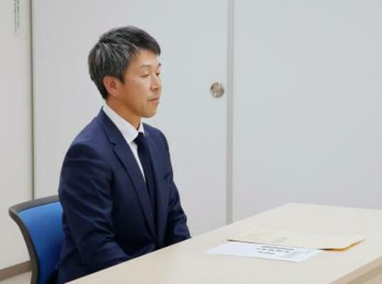 　鹿児島県内４市の担当者との面会に臨む水迫畜産の水迫栄治社長＝１日午後、鹿児島市