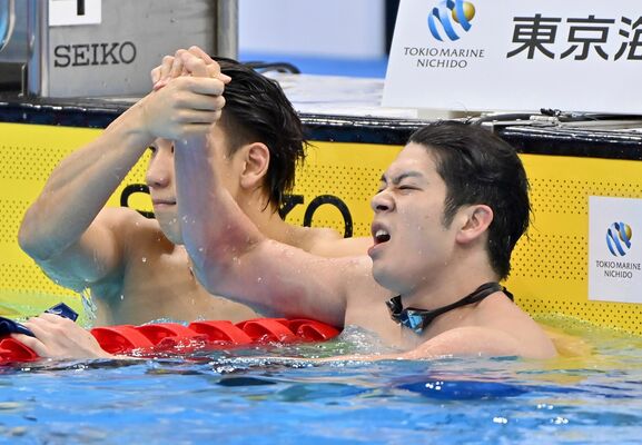 男子100メートルバタフライ決勝を２位で終えた水沼（右）。１位の松元と握手し、健闘をたたえ合う＝24日午後６時40分、東京アクアティクスセンター