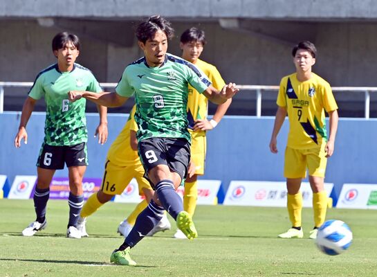 サッカー成年男子１回戦　前半10分、栃木の室崎がＰＫを決める＝県グリーンスタジアム