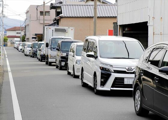 東垣生ＩＣ開通で渋滞している松山空港入口交差点近くの生活道路＝２月２８日午後３時４０分ごろ、松山市南吉田町（車のナンバープレートを画像加工しています）
