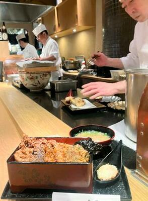 「一心金子」の穴子天重とみそ汁、卵の天ぷら=東京都千代田区