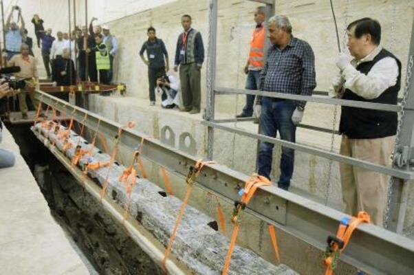 　２０１７年、「第２の太陽の船」の部材の引き上げで合図を出す吉村作治さん（右端）。部材には、破損防止のため和紙が貼られている＝エジプト・ギザ