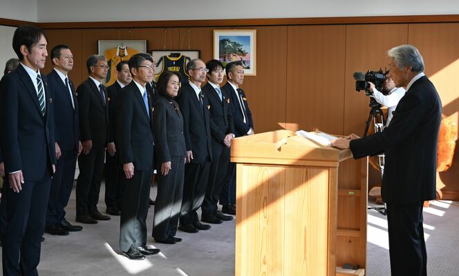 県幹部に年頭訓示する福田知事（右）＝５日午前、県庁