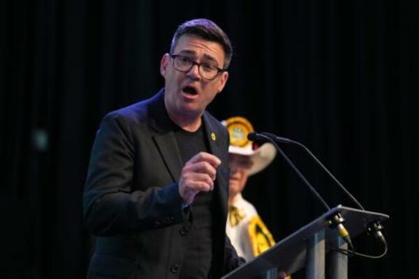 英下院補選で勝利後、演説するアンディ・バーナム氏=19日、中部ウィガン(AP=共同)