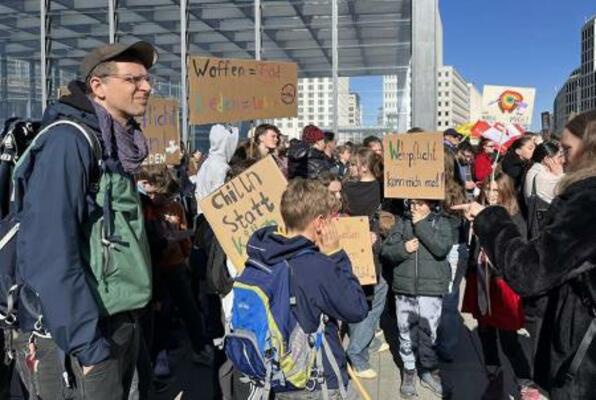　５日、ベルリン中心部で、ドイツの兵役法に反対するデモに参加した若者ら（共同）