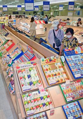 お中元の品を品定めする買い物客ら＝22日午前11時20分、宇都宮市宮園町