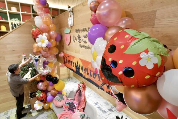 施設内を彩るハロウィーンの飾り物