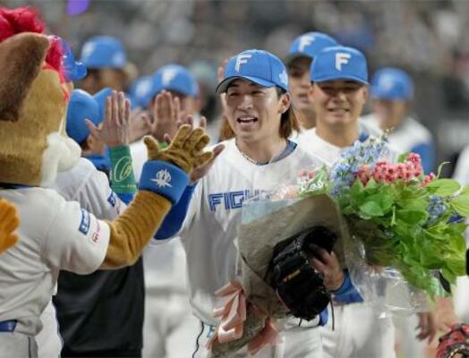 　無安打無得点試合を達成し、チームメートから祝福を受ける日本ハム・細野（手前）＝エスコンフィールド