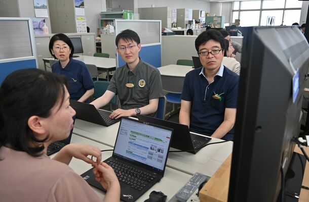 ポロシャツなどで業務にあたる県職員＝１日午後、県庁