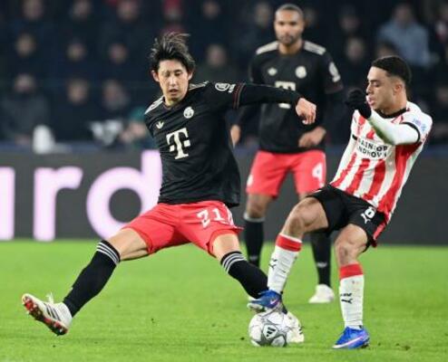 PSVアイントホーフェン戦で競り合うバイエルン・ミュンヘンの伊藤(左)=アイントホーフェン(共同)