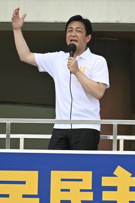 「年収の壁」の引き上げなどを訴えた玉木代表＝９日午後、ＪＲ宇都宮駅西口