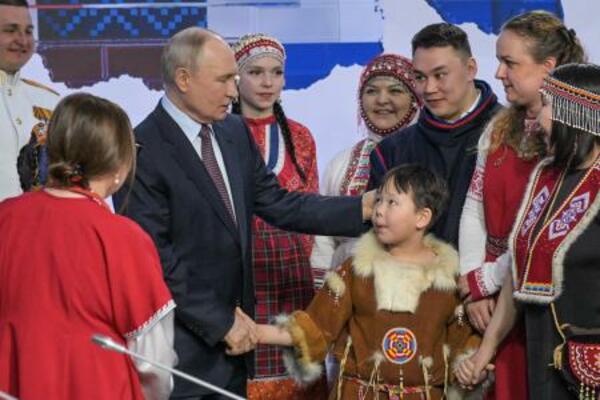 　４月３０日、モスクワでロシア国内の少数民族代表らと面会したプーチン大統領（中央左）（タス＝共同）