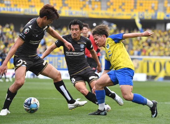 前半40分、左サイドから切り込む栃木ＳＣのＦＷ川名（右）＝カンセキスタジアムとちぎ