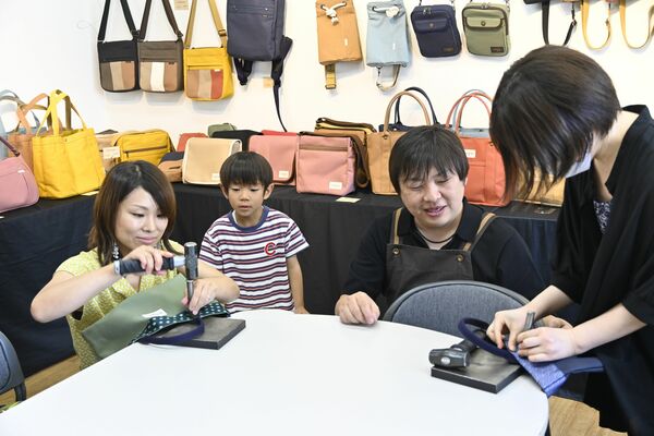 バッグ作りのワークショップに取り組む参加者ら