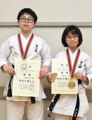 兄妹そろって優勝に輝いた兄の諸岡光太さん（左）と妹の宏音さん