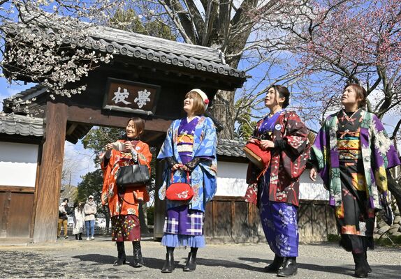 足利銘仙の着物姿で、史跡足利学校を散策する参加者＝18日午後０時30分、足利市昌平町
