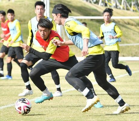 紅白戦で競り合う栃木ＳＣのＤＦ黒崎（手前左）ら＝沖縄県名護市21世紀の森サッカー場