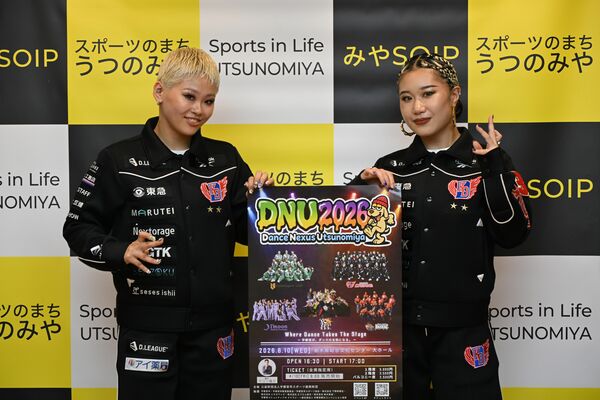 イベントをＰＲするＫＩＳＡさん（左）とＫＹＡＲＩさん