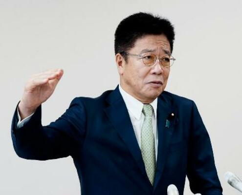 　記者団の取材に応じる加藤財務相＝８日午後、津市
