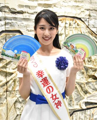 サマージャンボ宝くじをＰＲする久保田さん＝５日午前、下野新聞社