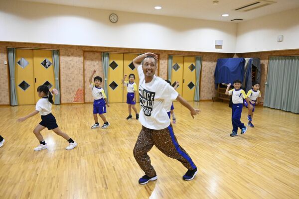 ダンス教室で児童に指導する仲島さん(中央)
