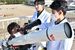 大田原高生の説明を受けて天体望遠鏡をのぞく児童