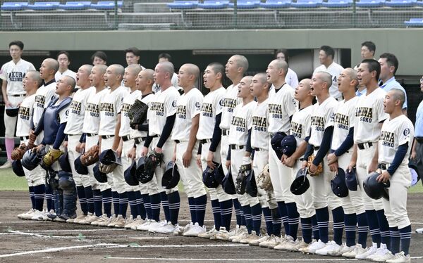 初戦に勝利し、高らかに校歌斉唱する鹿商工ナイン＝エイジェックスタジアム、森田大地撮影