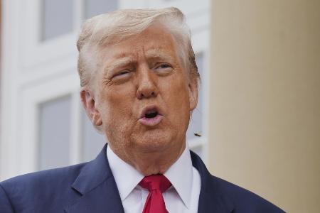 　７月２８日、英スコットランド・ターンベリーで記者団に話すトランプ米大統領（ＡＰ＝共同）