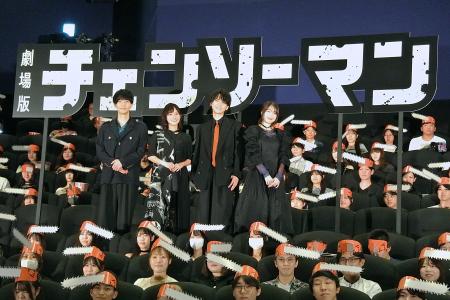 「劇場版『チェンソーマン レゼ篇』」のワールドプレミアで、観客らと撮影に応じる戸谷菊之介(右から2人目)ら声優陣=東京都新宿区