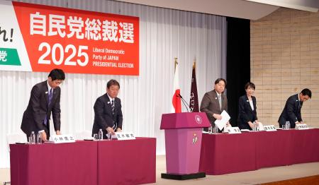 　自民党総裁選の共同記者会見を終え、席を立つ（左から）小林元経済安保相、茂木前幹事長、林官房長官、高市前経済安保相、小泉農相＝２３日午前、東京・永田町の党本部