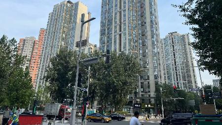 　北京市朝陽区にある集合住宅。不動産不況は首都の北京でも深刻だ＝６月１８日