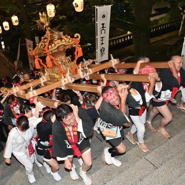 威勢よく石段駆け上がる24基 宇都宮で天王祭 伝統の「親子みこし対面