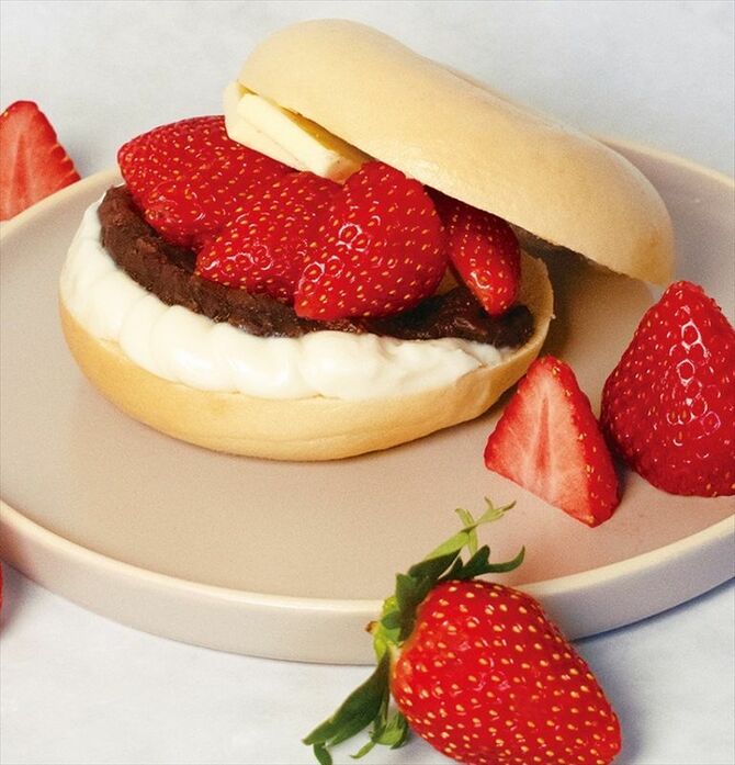 ＜ベーグル＆ベーグル＞「とちおとめとあずき豆乳クリーム」　628円（テ）640円（イ）ー甘酸っぱい「とちおとめ」とあんことまろやかな豆乳クリームのベーグルスイーツサンド。（1日10食限定）