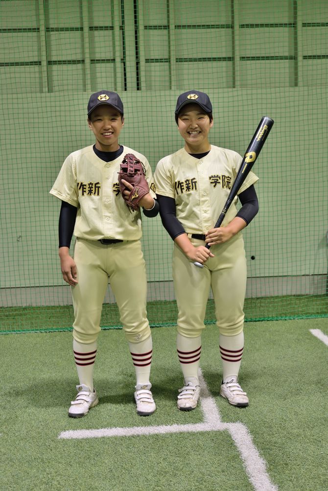 主将で捕手としてチームを牽引した生井美桜さんと一番打者・二塁手の関 桃子さん(写真右)。