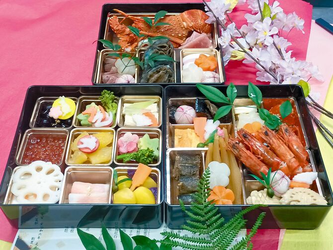 　　祝いの席にふさわしい華やかなおせち料理
