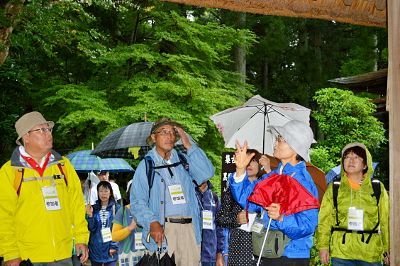 栃木県県文化財指定の「総門」にて